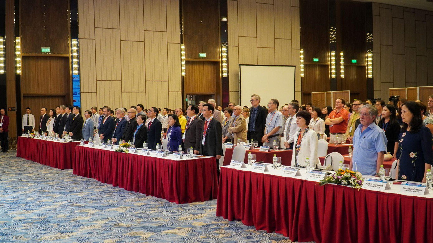 Các chuyên gia tại phiên khai mạc Hội nghị. Ảnh: BVĐK Tâm Anh