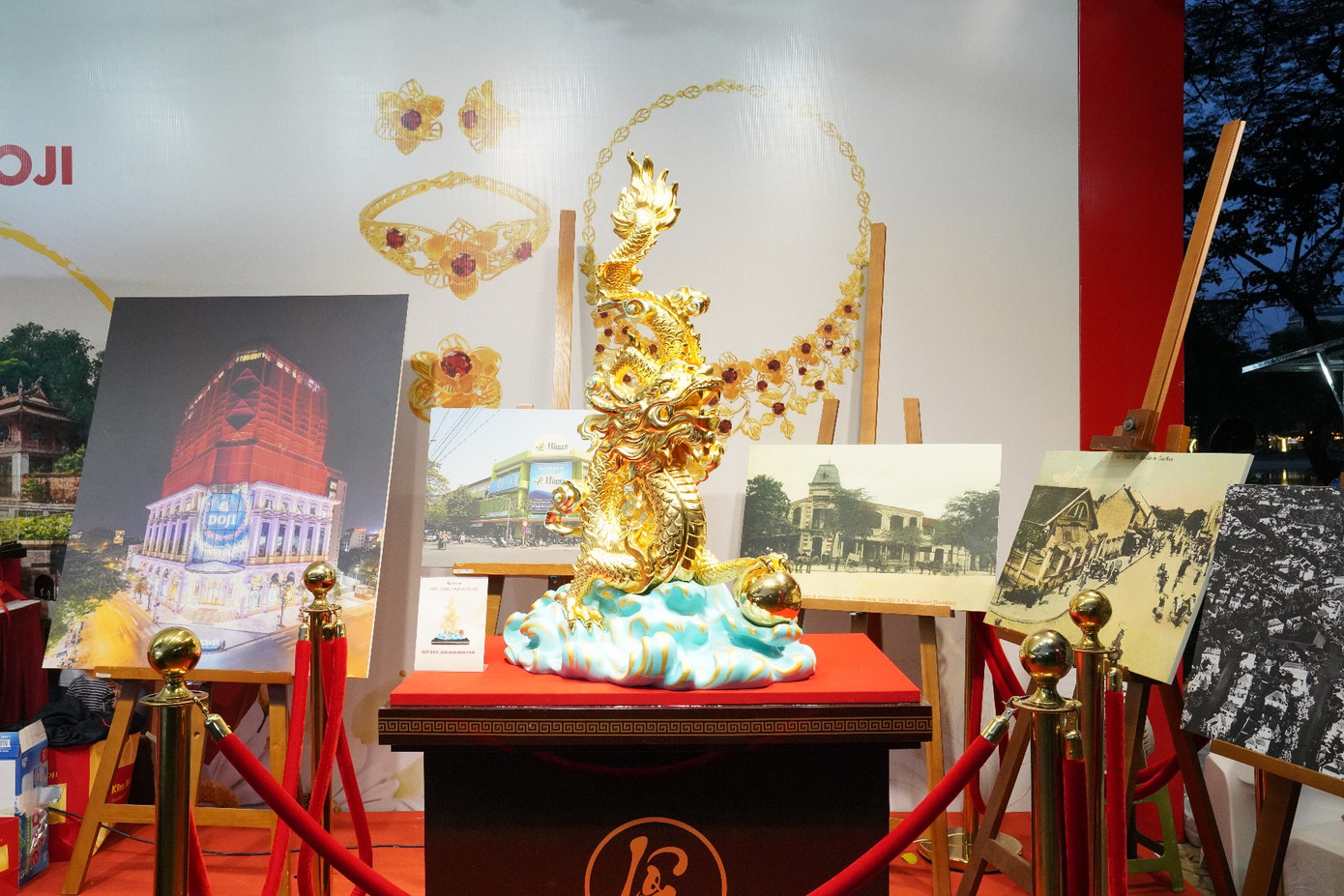 Tượng phủ Vàng “Kim Long Hưng Phát” khổng lồ được DOJI trưng bày tại Lễ hội.
