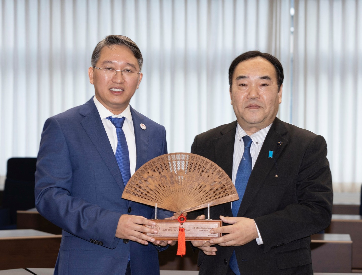 Bí thư tỉnh uỷ Nguyễn Hải Ninh tặng ông Nakamoto Takashi – Chủ tịch Hội đồng tỉnh Hiroshima