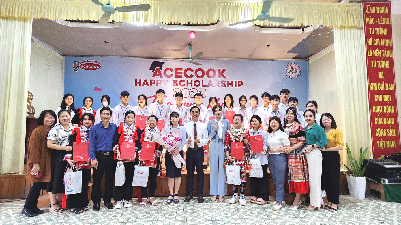 Hình ảnh buổi trao học bổng tại Trường Trung Cấp Dân Tộc Nội Trú Bắc Quang