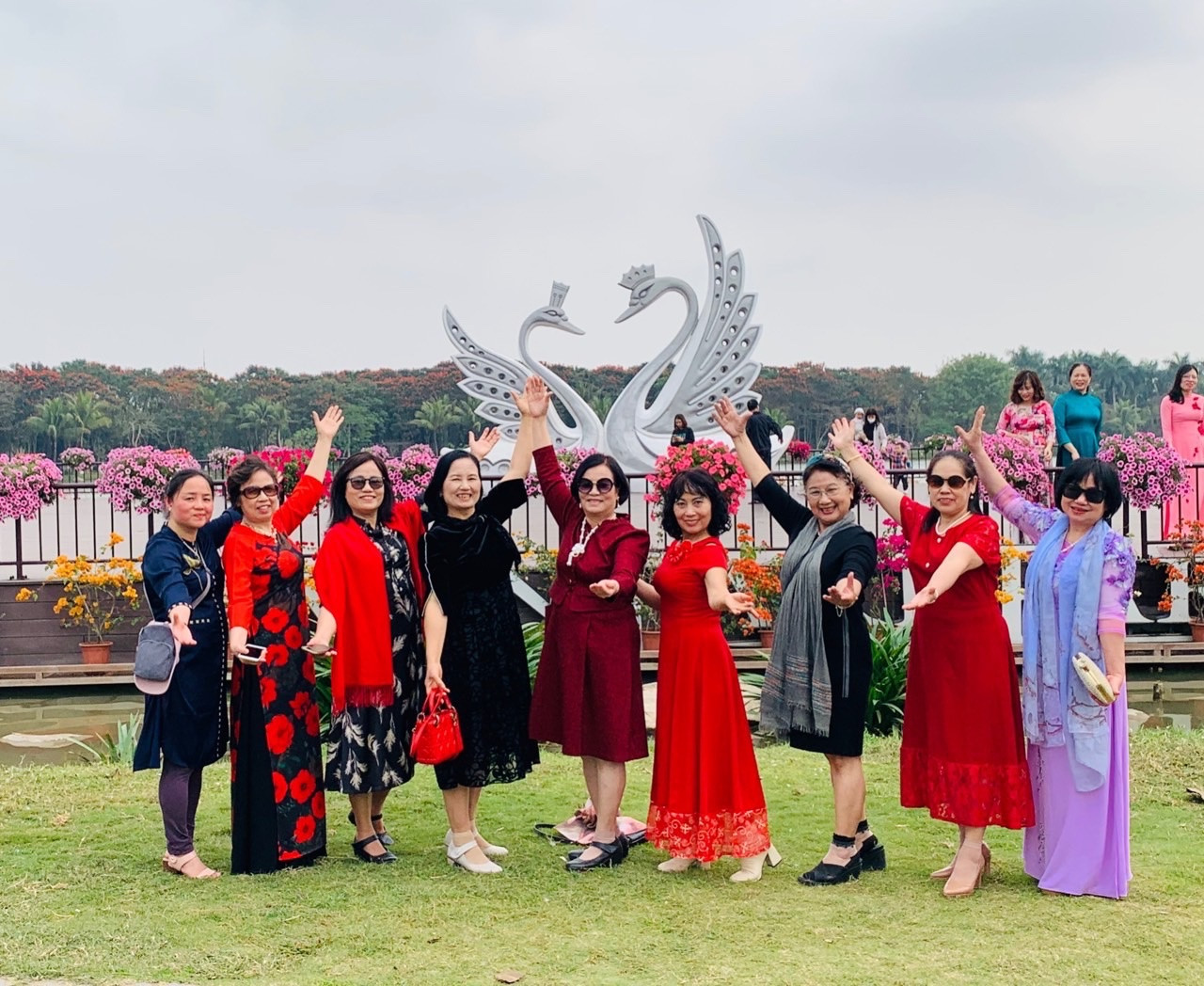 Cô Thu Minh (thứ tư từ phải qua) cùng những người bạn trong câu lạc bộ khiêu vũ. Ảnh: NVCC Cô Thu Minh (thứ tư từ phải qua) cùng những người bạn trong câu lạc bộ khiêu vũ. Ảnh: NVCC