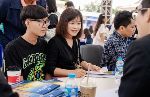 Gian hàng Tuyển sinh luôn nườm nượp người tham dự với mô hình tư vấn hướng nghiệp 1:1 giải đáp mọi thắc mắc cho phụ huynh, học sinh về chương trình tuyển sinh vào trường và các ngành học.