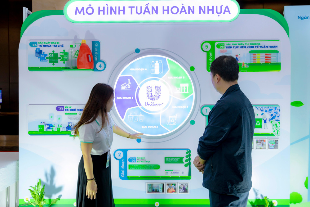 Đại diện Unilever giới thiệu về mô hình kinh tế tuần hoàn nhựa Đại diện Unilever giới thiệu về mô hình kinh tế tuần hoàn nhựa