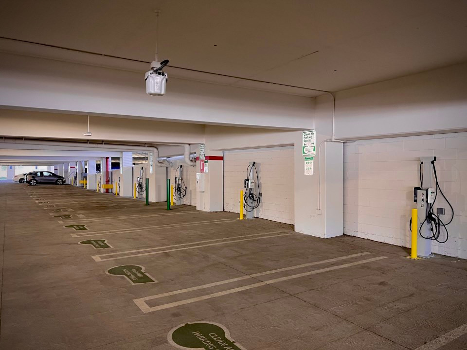 Đại học California State University, Northridge (Mỹ) bố trí tổng cộng 90 bộ sạc thông minh trong khuôn viên trường. Thông qua ứng dụng điện thoại thông minh, giảng viên, nhân viên và sinh viên có thể thanh toán, theo dõi trạng thái sạc theo thời gian thực tế. Theo Plug In America, nơi rẻ nhất, an toàn nhất và thuận tiện nhất để sạc xe điện là ở nhà và nơi làm việc. Ảnh: Plugshare.com.