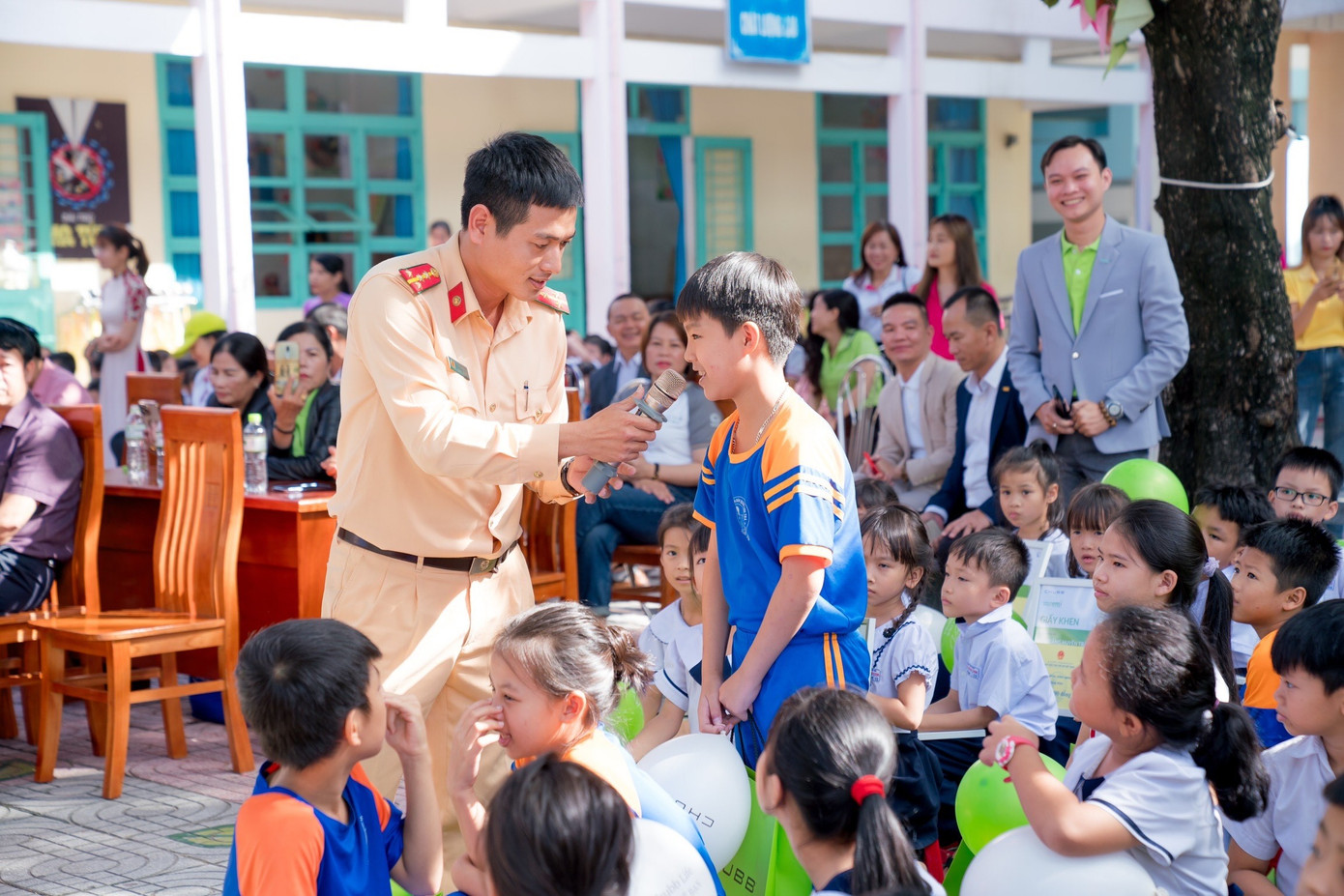 Các em học sinh hào hứng tham gia hoạt động chuyên đề về “An toàn giao thông”