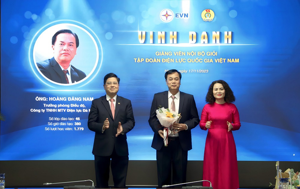 Anh Hoàng Đăng Nam – Trưởng phòng Điều độ PC Đà Nẵng được vinh danh giảng viên nội bộ giỏi trong Tập đoàn Điện lực Quốc Gia Việt Nam Anh Hoàng Đăng Nam – Trưởng phòng Điều độ PC Đà Nẵng được vinh danh giảng viên nội bộ giỏi trong Tập đoàn Điện lực Quốc Gia Việt Nam