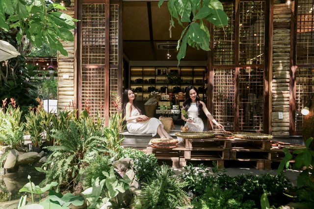 Hoa hậu Thanh Thủy và Á hậu Trịnh Thùy Linh ấn tượng với Thế giới cà phê Trung Nguyên Legend số 7 Nguyễn Văn Chiêm (quận 1, TP.HCM) - không gian hội tụ tinh hoa 3 văn minh cà phê thế giới và mang dấu ấn văn hóa bản địa của vùng đất quê hương hạt cà phê Robusta ngon nhất thế giới.