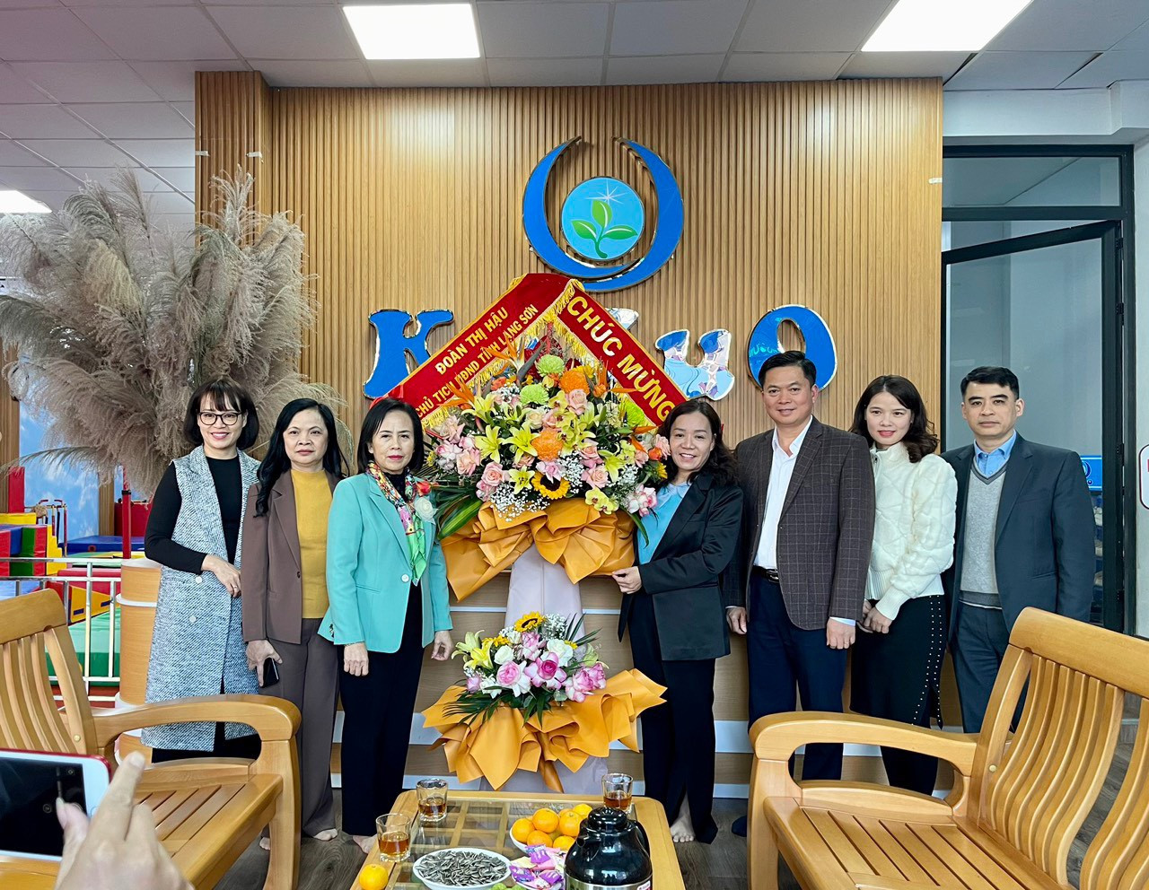 Bà Đoàn Thị Hậu, Chủ tịch HĐND tỉnh Lạng Sơn tặng hoa chúc mừng Trường mầm non Happy School .Ảnh: Duy Chiến