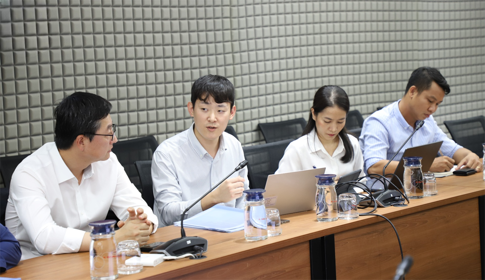 Đại diện Doosan Enerbility Hàn Quốc chia sẻ tại buổi làm việc