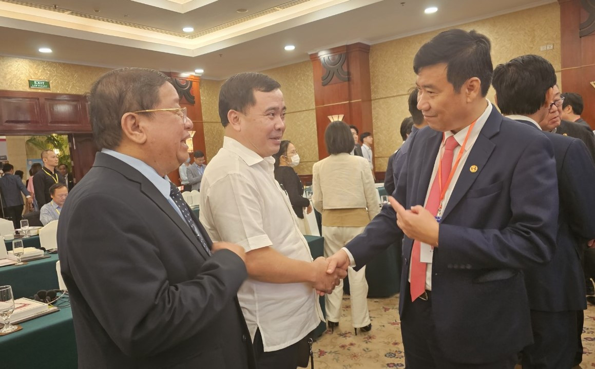 Chủ tịch UBND tỉnh Đồng Tháp Phạm Thiện Nghĩa (bìa phải) trao đổi với doanh nghiệp Chủ tịch UBND tỉnh Đồng Tháp Phạm Thiện Nghĩa (bìa phải) trao đổi với doanh nghiệp