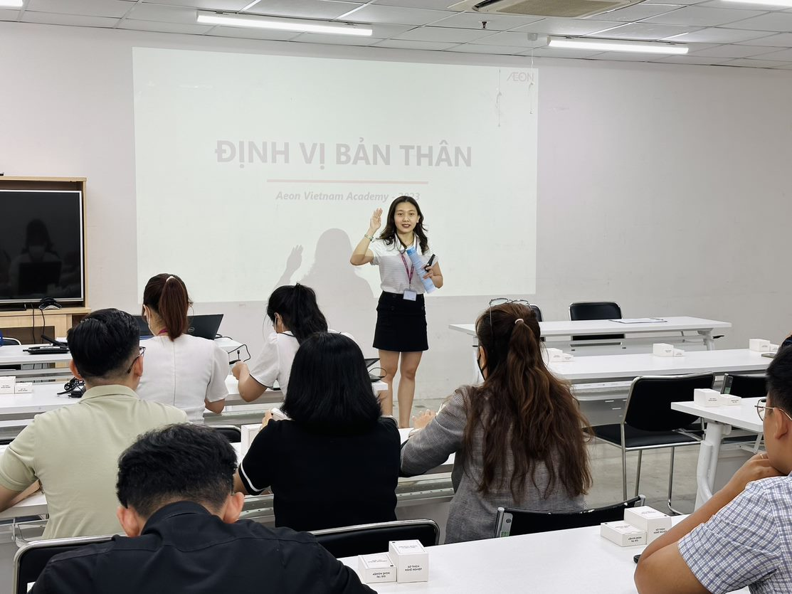 Mỗi nhân viên tại AEON Việt Nam có thể xác định lộ trình thăng tiến theo 2 hướng Generalist hoặc Chuyên Gia Professionalist Mỗi nhân viên tại AEON Việt Nam có thể xác định lộ trình thăng tiến theo 2 hướng Generalist hoặc Chuyên Gia Professionalist