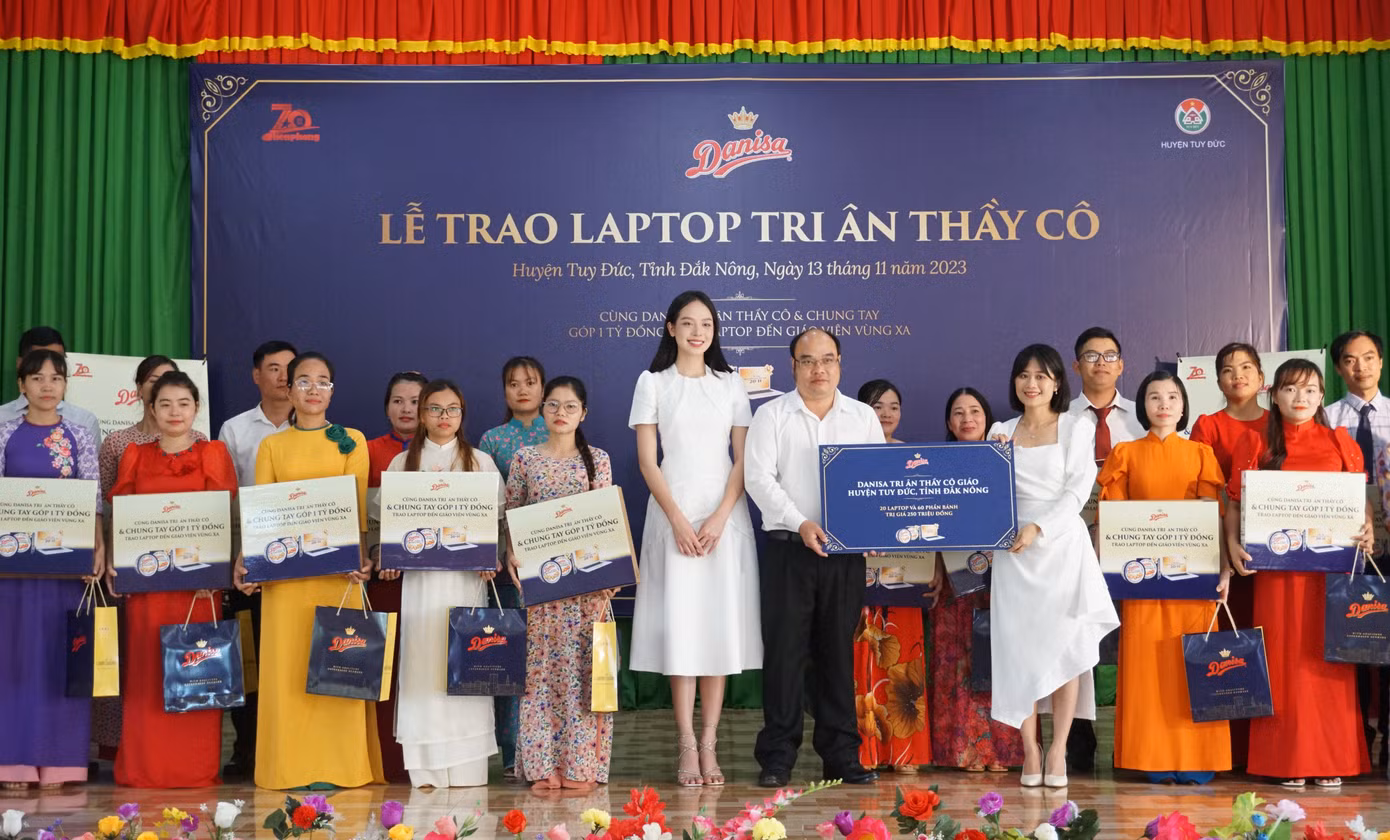 Hoa hậu Việt Nam 2022 Huỳnh Thị Thanh Thuỷ và bà Đinh Hoàng An Na trao tặng laptop cho các thầy giáo, cô giáo. Hoa hậu Việt Nam 2022 Huỳnh Thị Thanh Thuỷ và bà Đinh Hoàng An Na trao tặng laptop cho các thầy giáo, cô giáo.