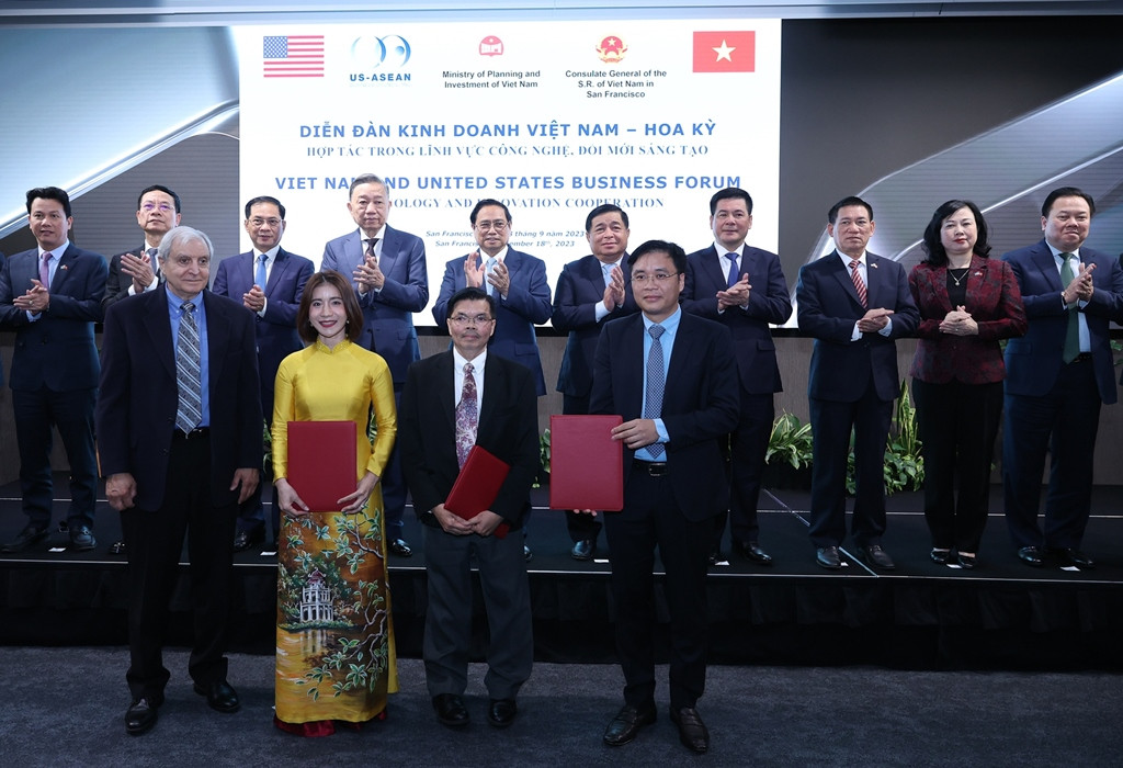 Thủ tướng Phạm Minh Chính và các đại biểu chứng kiến lễ trao thỏa thuận giữa SCIC, Vinapharm và Tập đoàn Biomed