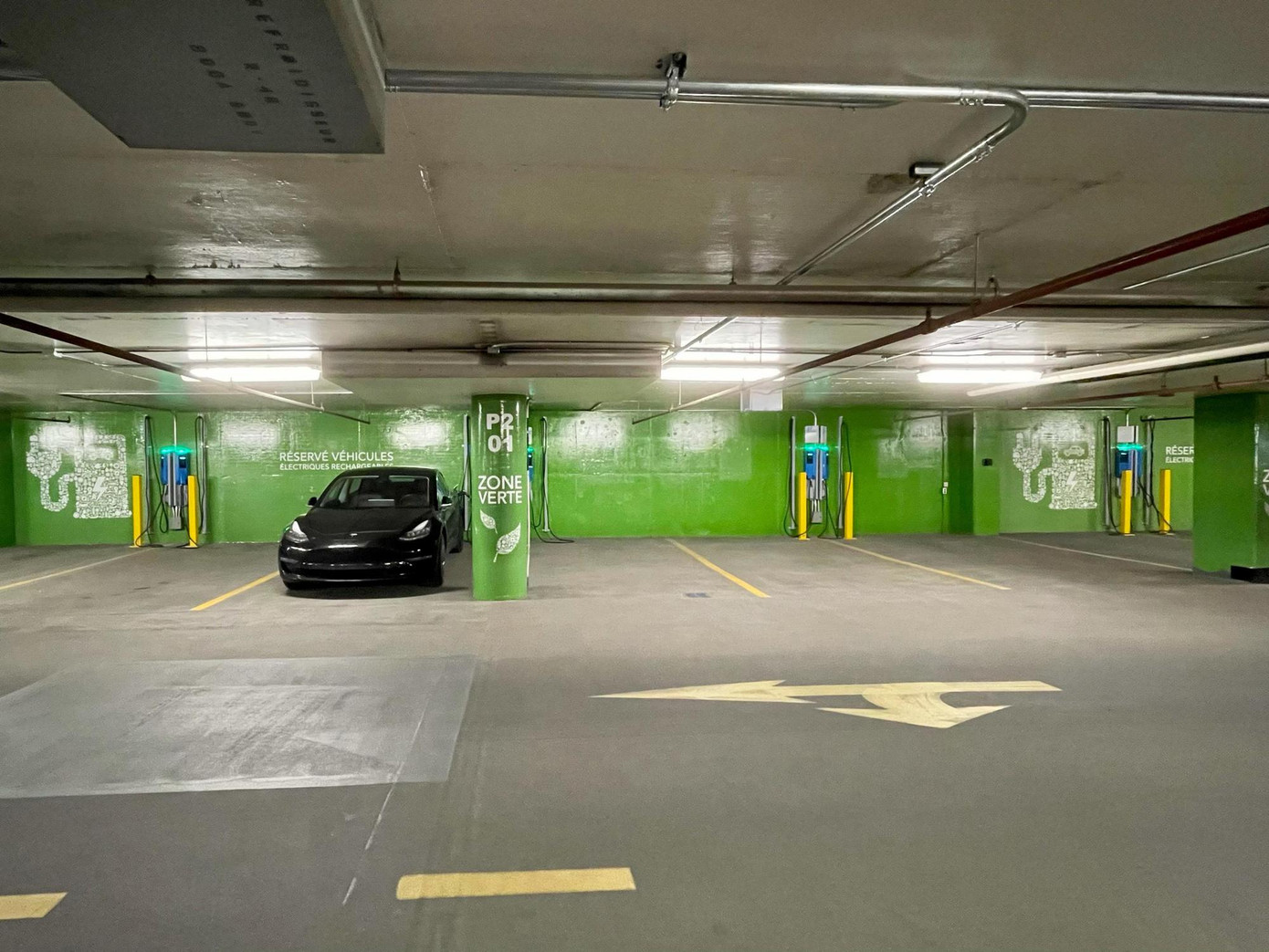 Trạm sạc xe điện tại tầng hầm khu chung cư Bentall Green Oak (Montreal, QC, Canada). Tháng 8 năm ngoái, trong khuôn khổ Chiến lược điện khí hóa giao thông của Montréal, thành phố đã công bố mục tiêu xây dựng quy định yêu cầu chủ sở hữu tất cả các tòa dân cư mới lắp đặt cơ sở hạ tầng điện để hỗ trợ các trạm sạc. Ảnh: Plugshare.com.