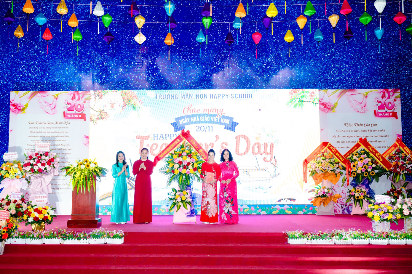 Lãnh đạo thành phố Lạng Sơn chung vui ngày 20/11 với nhà trường .Ảnh: Duy Chiến