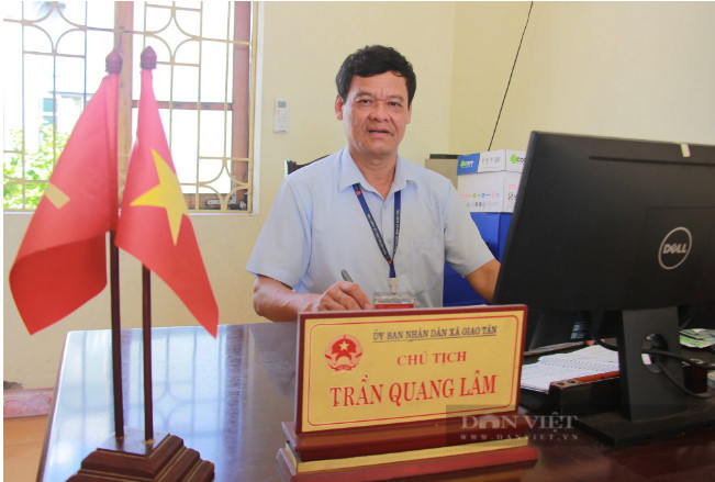 Ông Trần Quang Lâm - Chủ tịch UBND xã Giao Tân (huyện Giao Thủy, tỉnh Nam Định) trao đổi với Phóng viên Báo điện tử Dân Việt. Ảnh: Mai Chiến.