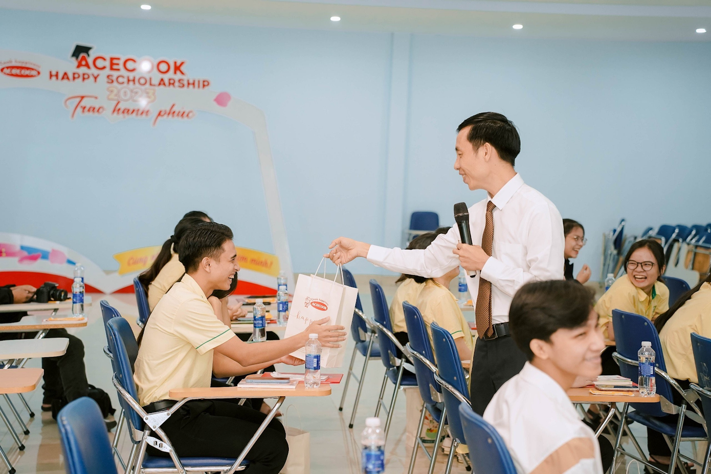 Anh Nguyễn Thành Hưng giao lưu và chia sẻ với các bạn sinh viên