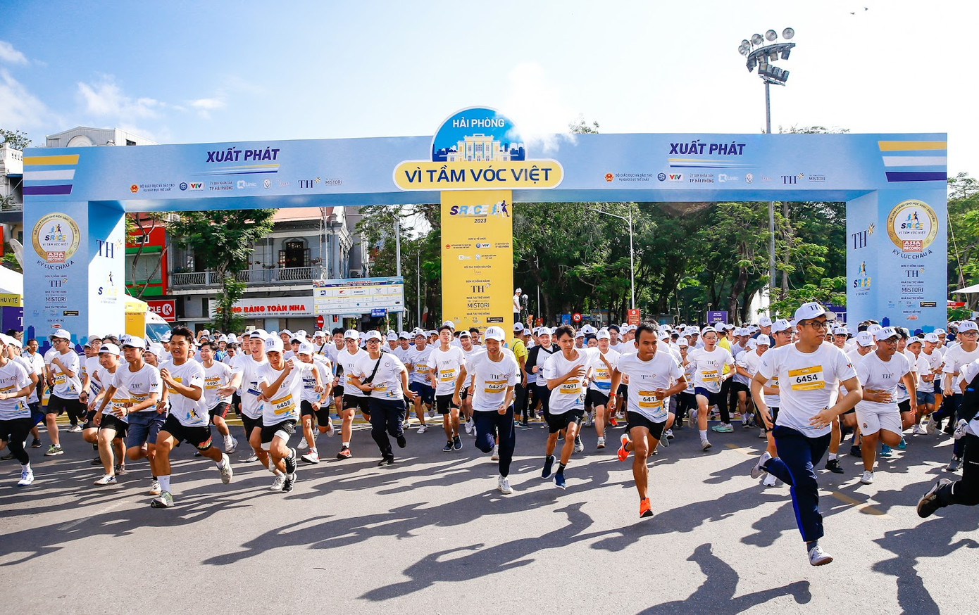 Các bạn học sinh, sinh viên tham gia S-Race Hải Phòng sáng 12/11