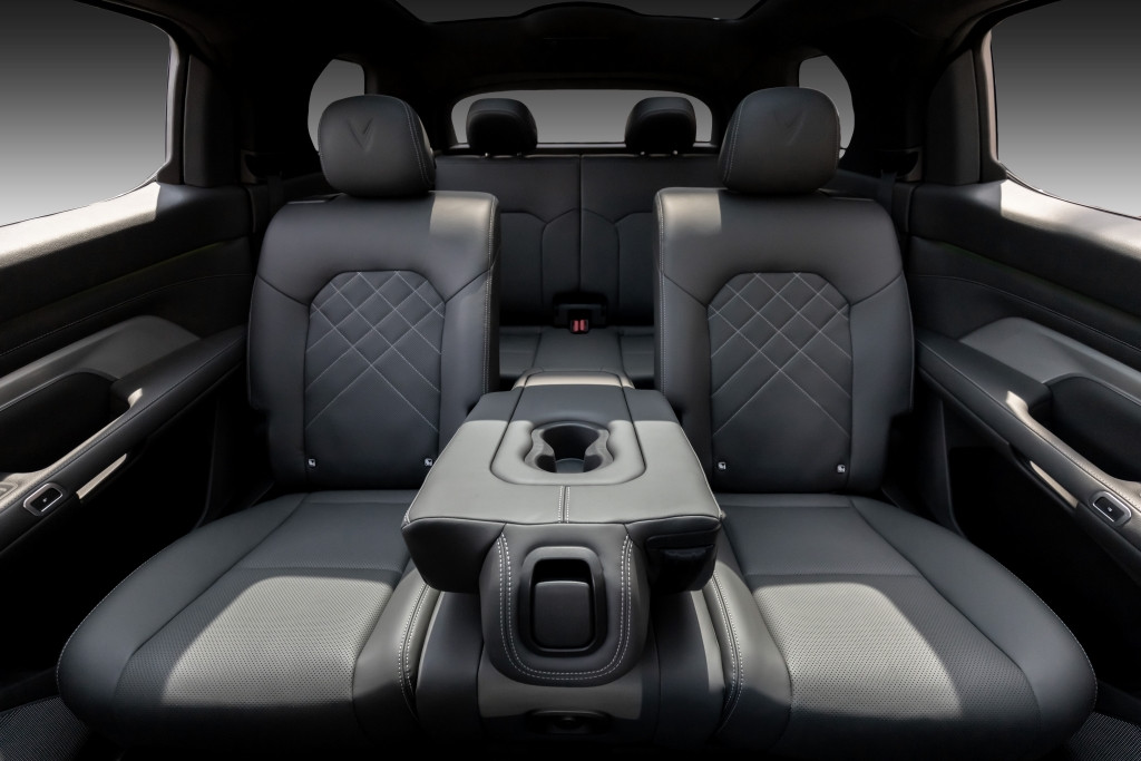 Trên xe VinFast VF 9 phiên bản 7 chỗ, bệ tỳ tay ở hàng ghế thứ 2 phiên bản 6 chỗ đã được chuyển đổi thành ghế thứ 3.