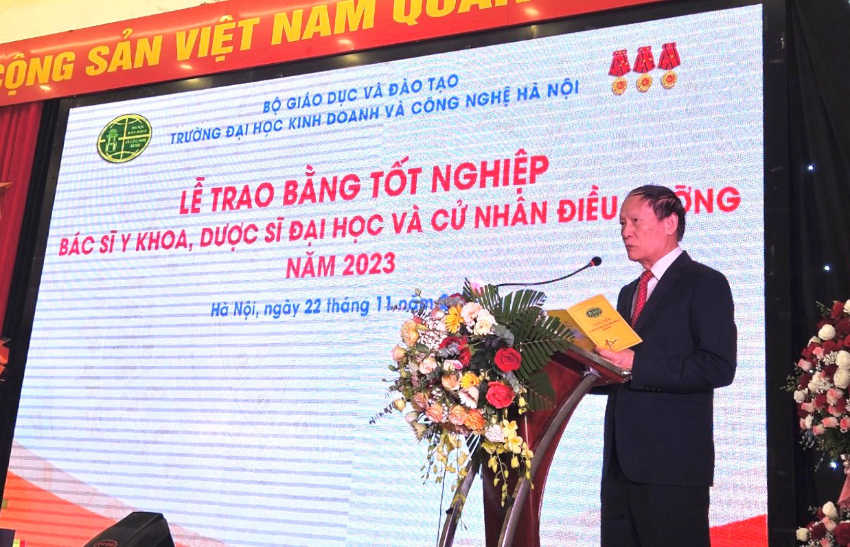 Phó Hiệu trưởng thường trực GS. TS Nguyễn Công Nghiệp phát biểu tại buổi Lễ