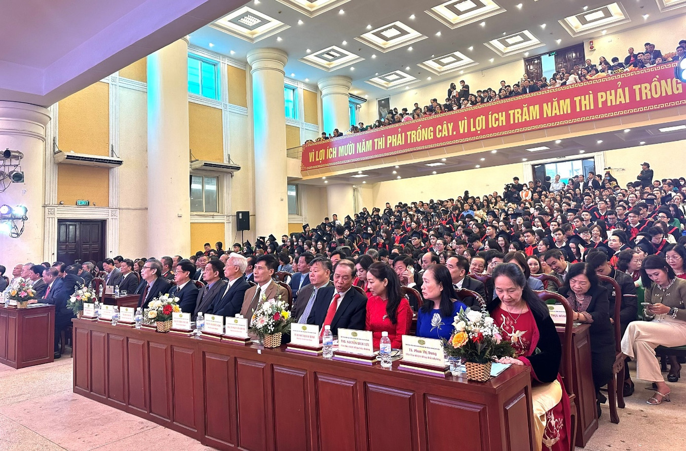 Toàn cảnh buổi Lễ trao bằng tốt nghiệp Bác sĩ y khoa, dược sĩ đại học, và cử nhân điều dưỡng