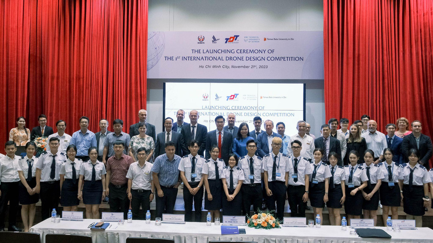 Đại diện các Trường, doanh nghiệp nước ngoài và sinh viên cùng chụp ảnh kỷ niệm