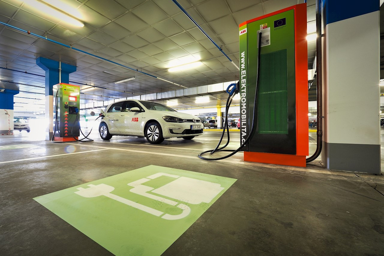 Tương tự như các nước châu Âu phát triển khác, xe điện đã trở thành thành tố trong hệ thống giao thông tại Cộng hòa Séc, đặc biệt là ở các khu vực thành thị. Các trung tâm mua sắm lớn như Královo Pole ở Brno đều dành diện tích đáng kể cho sạc xe điện. Ảnh: Abb.com.