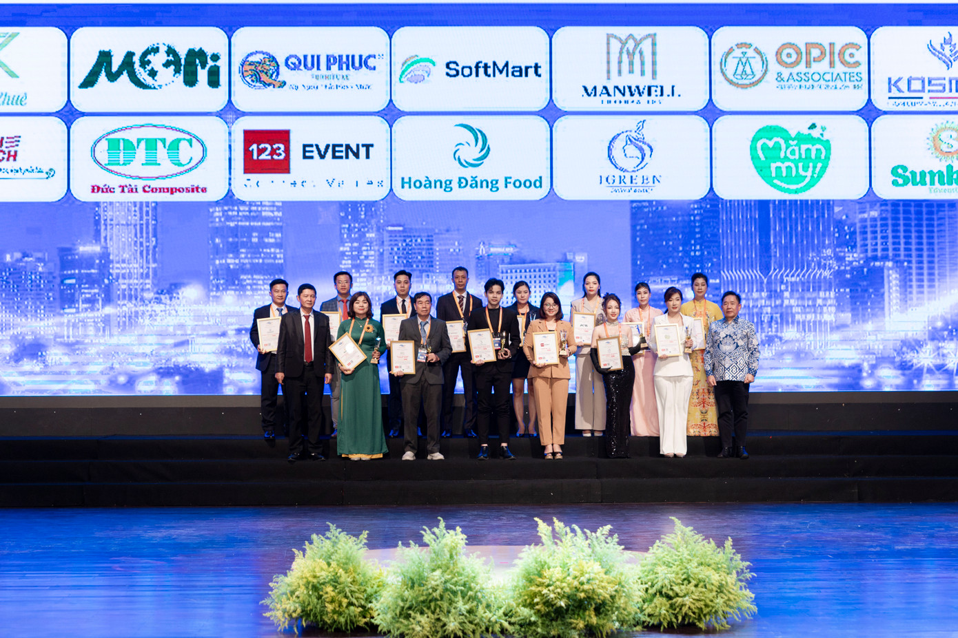 Qui Phúc cùng các doanh nghiệp được vinh danh tại lễ công bố Thương hiệu tiêu biểu Châu Á - Thái Bình Dương năm 2023