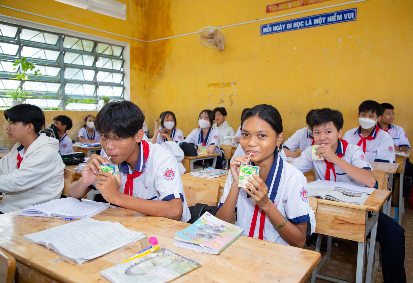Uống sữa đậu nành Fami Canxi là cách bổ sung dinh dưỡng thực vật nhanh chóng và dễ dàng với học sinh. Ảnh: TL Uống sữa đậu nành Fami Canxi là cách bổ sung dinh dưỡng thực vật nhanh chóng và dễ dàng với học sinh. Ảnh: TL