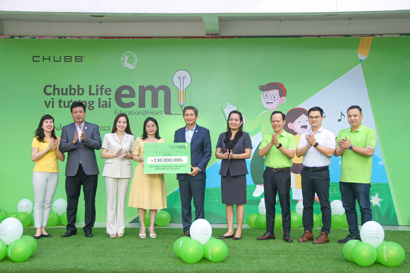 Ông Nguyễn Hồng Sơn (giữa) – Tổng Giám đốc Chubb Life Việt Nam và Đại diện Ban Lãnh đạo Công ty trao tặng hơn 400 trăm phần quà cùng 20 suất học bổng với tổng giá trị hơn 130 triệu đồng cho học sinh tại Quận Sơn Trà – TP. Đà Nẵng