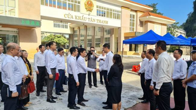 Đoàn cán bộ của Ban quản lý Khu kinh tế cửa khẩu Đồng Đăng- Lạng Sơn gặp, hội đàm với cơ quan hữu trách của Quảng Tây, Trung Quốc. Ảnh: PV