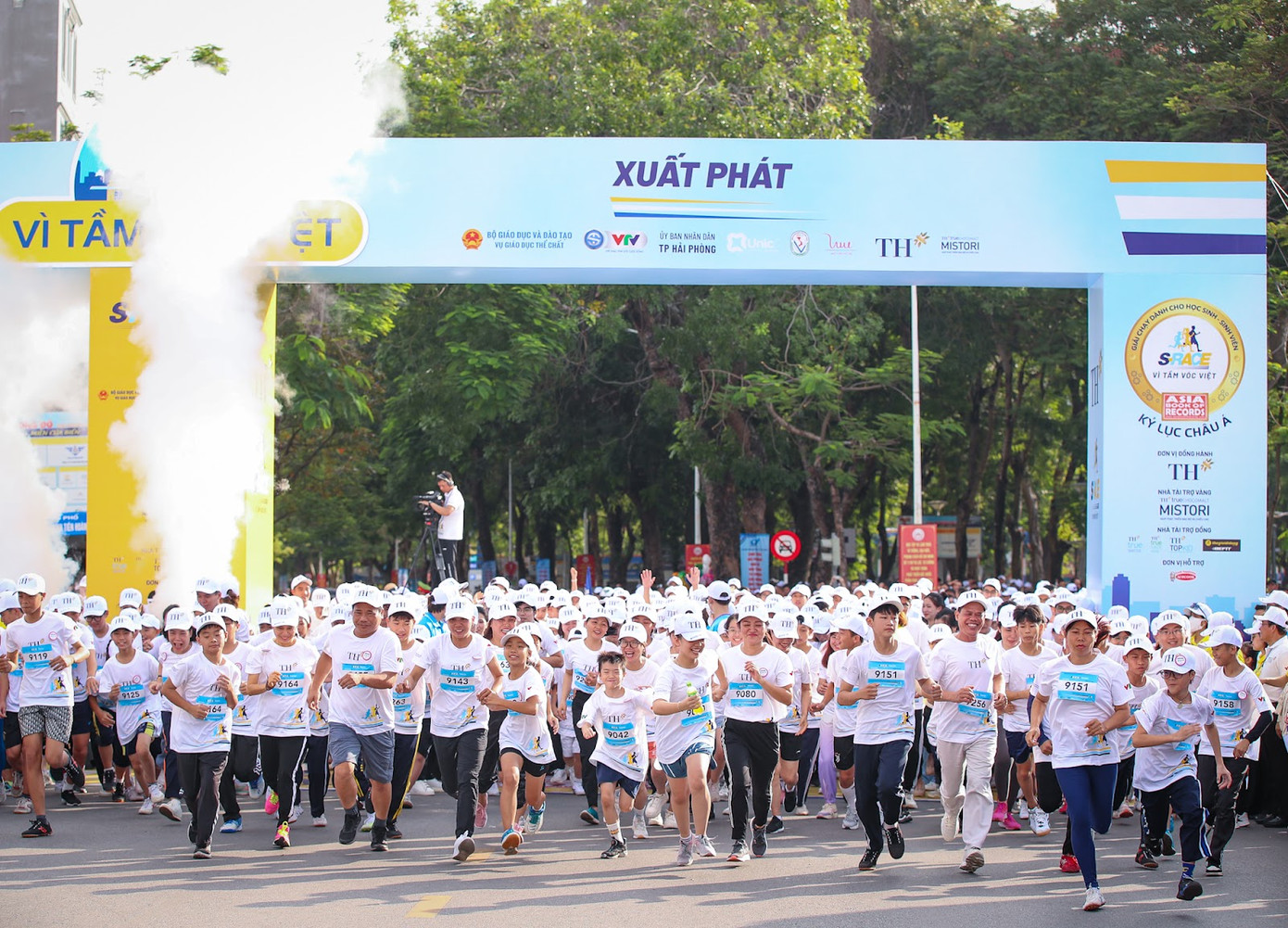 Thầy cô giáo và các em học sinh tham gia S-Race Teacher