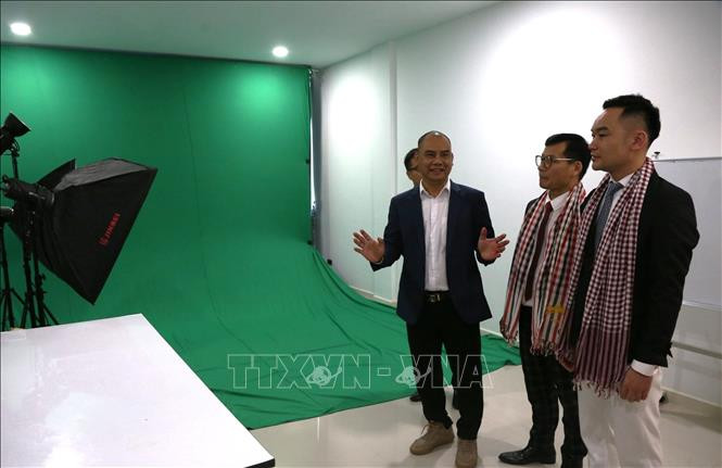Ban tổ chức giới thiệu Studio trong Văn phòng U2U tại Campuchia. Ảnh: Hoàng Minh/PV TTXVN tại Campuchia