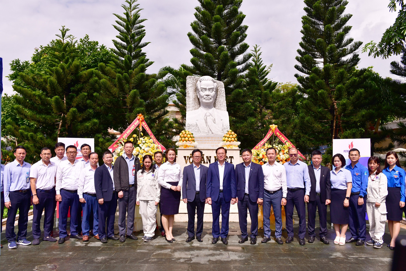 Các đại biểu chụp hình lưu niệm trước tượng đài cố Thủ tướng Võ Văn Kiệt