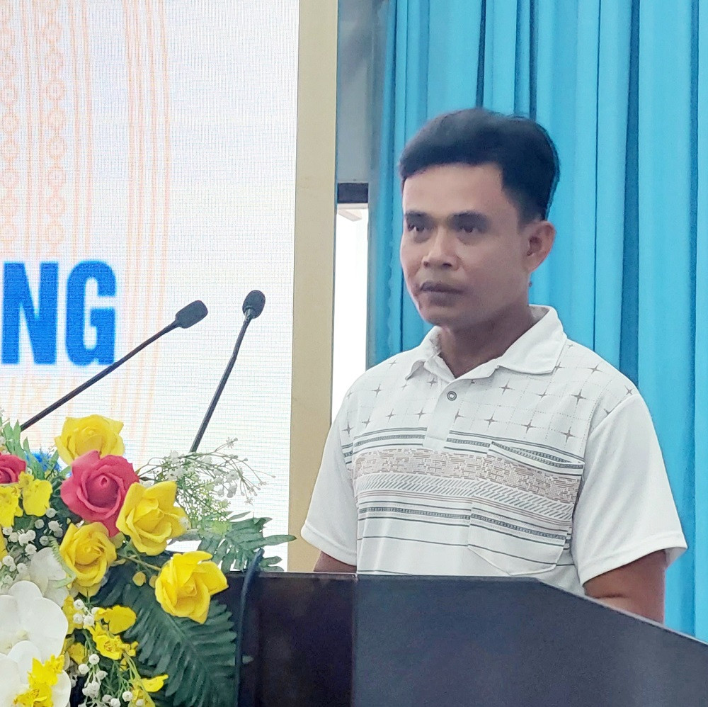 Ông Lâm Lên, hộ nghèo nhận nhà phát biểu