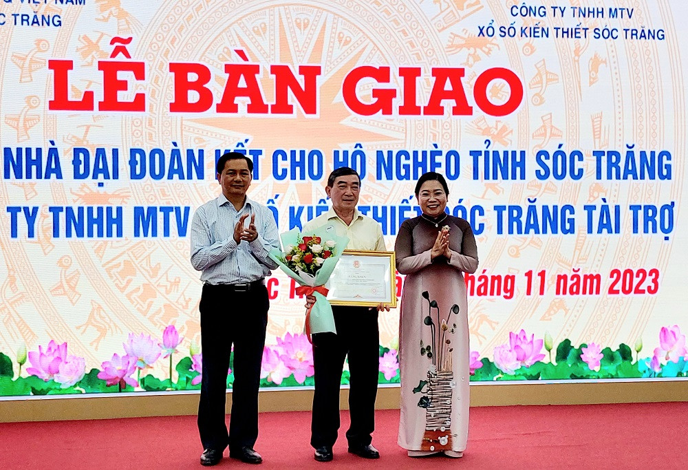 Chủ tịch UBND tỉnh Sóc Trăng tặng Bằng khen cho Công ty TNHH MTV xổ số kiến thiết tỉnh Sóc Trăng