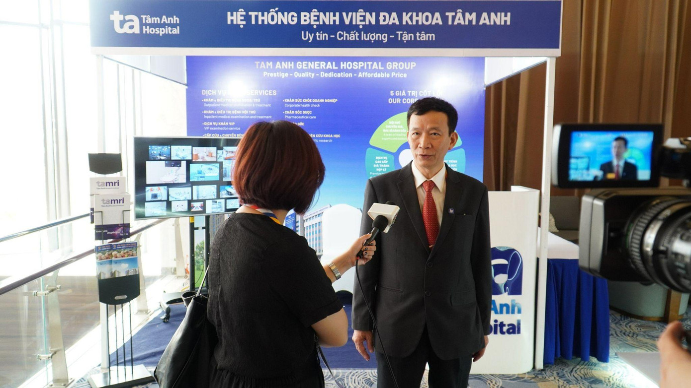 GS Châu tại gian hàng BVĐK Tâm Anh.