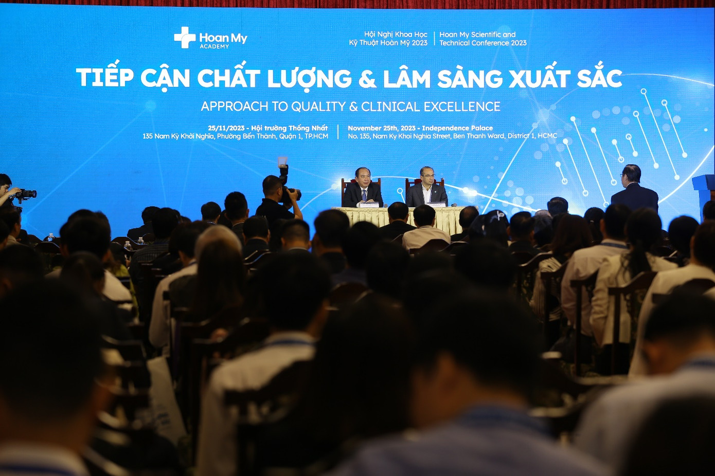 ThS.BS. Dilshaad Ali Bin Abas Ali, Tổng Giám đốc Tập đoàn Y khoa Hoàn Mỹ và đại diện Sở Y tế thảo luận cùng các đại biểu tại sự kiện