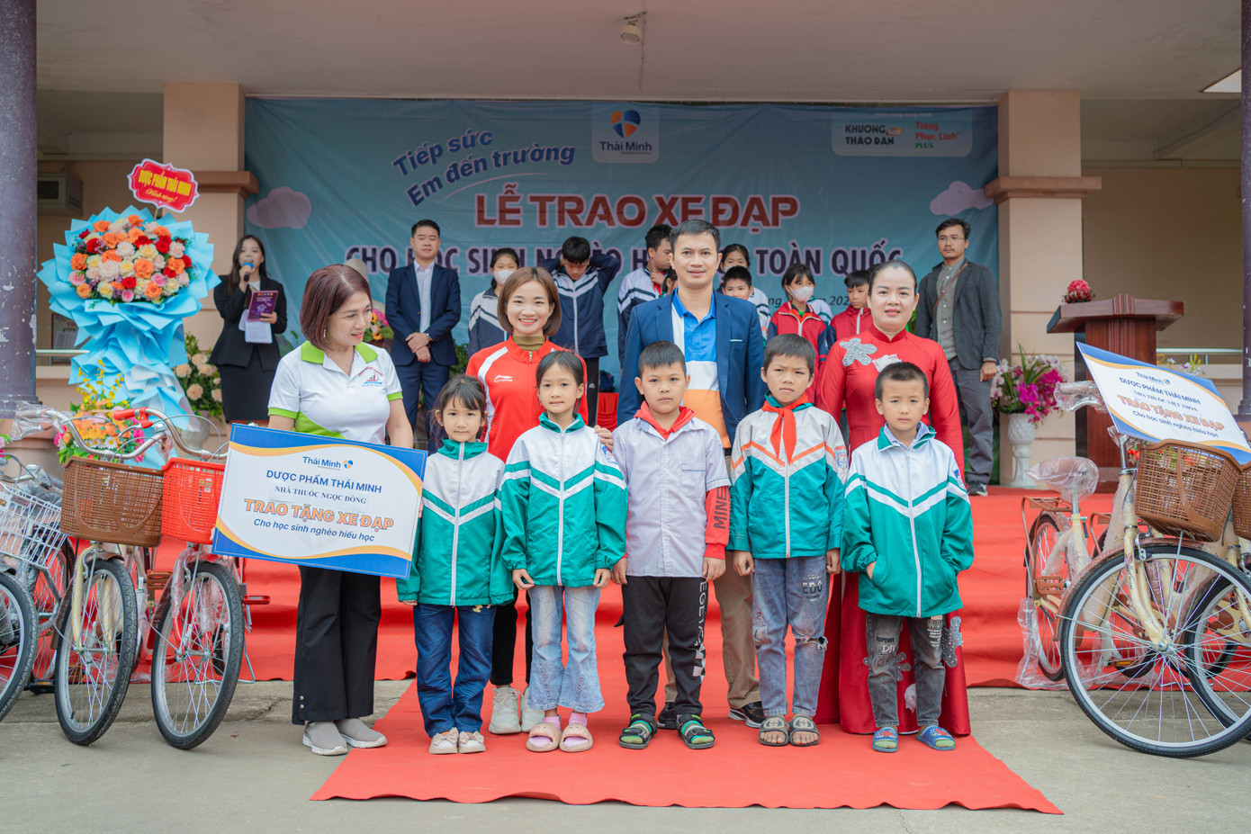 VĐV Nguyễn Thị Oanh, đại diện Dược phẩm Thái Minh cùng nhà thuốc địa phương trao tặng xe đạp cho các em tại trường THCS An Dương