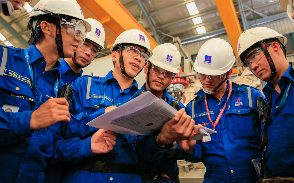 Anh Bùi Huy Phong (thứ 3 từ trái sang) cùng các cộng sự họp bàn về giải pháp