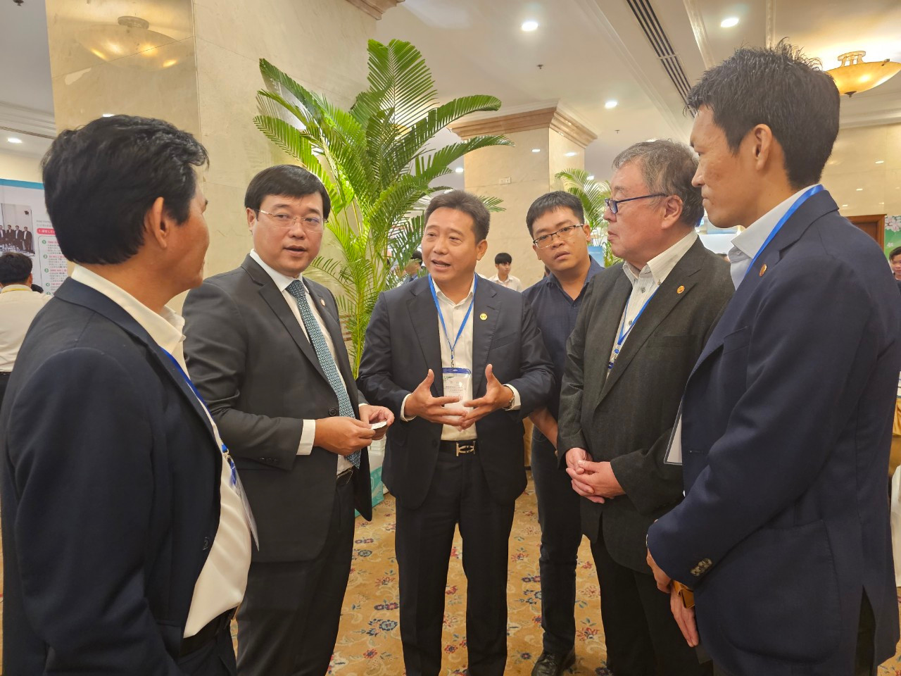 Bí thư Tỉnh ủy Đồng Tháp Lê Quốc Phong (thứ 2 từ trái sang) trao đổi với các doanh nghiệp Đồng Tháp và Nhật Bản Bí thư Tỉnh ủy Đồng Tháp Lê Quốc Phong (thứ 2 từ trái sang) trao đổi với các doanh nghiệp Đồng Tháp và Nhật Bản