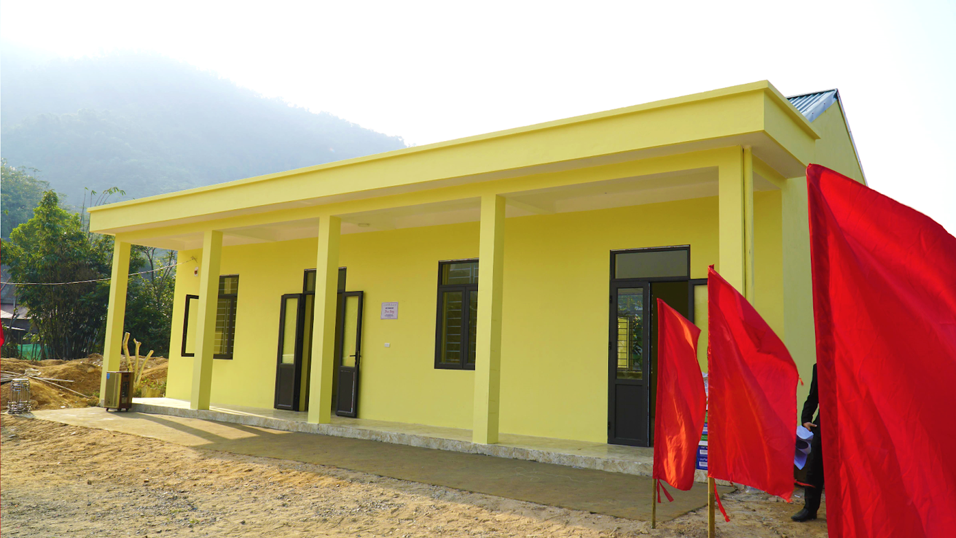 Ngôi trường mới giúp cho các em học sinh xóm Bưa Cốc học tập thuận lợi hơn