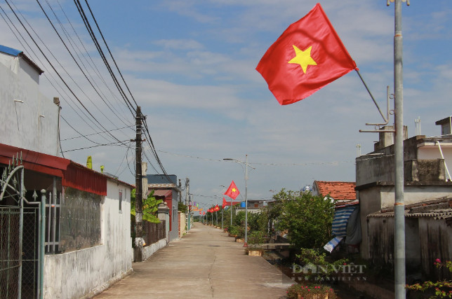 Các trục đường dong xóm Duy Tắc Tây (xã Giao Tân, huyện Giao Thủy, tỉnh Nam Định) có hệ thống điện đường chiếu sáng, bật cả đêm. Ảnh: Mai Chiến.