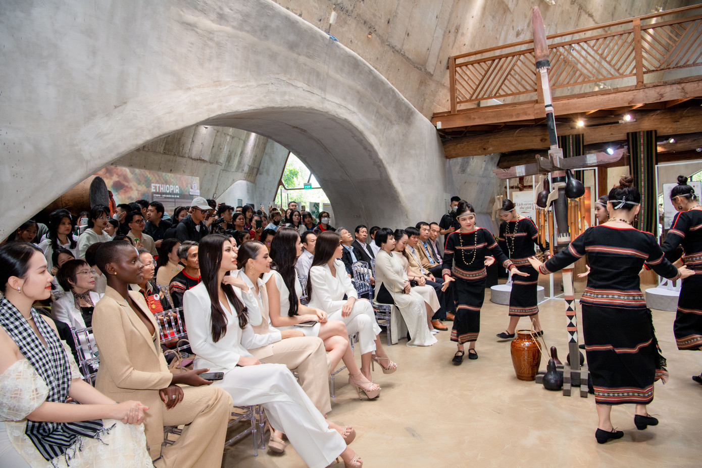 Khách tham dự lễ kỷ niệm “5 năm – 5 triệu du khách – Triệu lời tri ân đến những người yêu và đam mê cà phê” và “G7 - Hành trình 20 năm chinh phục toàn cầu” tại Bảo tàng Thế giới Cà phê