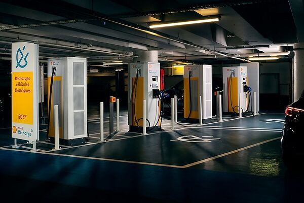Khu vực riêng dành cho sạc xe điện tại bãi đậu xe Lobau ở khu phố Saint-Merri của Paris, Pháp. Mới đây, chính phủ Pháp công bố tài trợ thêm 200 triệu euro để thúc đẩy chương trình cơ sở hạ tầng sạc quốc gia, hướng tới việc thúc đẩy cơ sở hạ tầng sạc tại các tòa nhà chung cư, trạm sạc công cộng trên đường và trạm sạc cho các phương tiện hạng nặng. Ảnh: lerepairedesmotards.com.