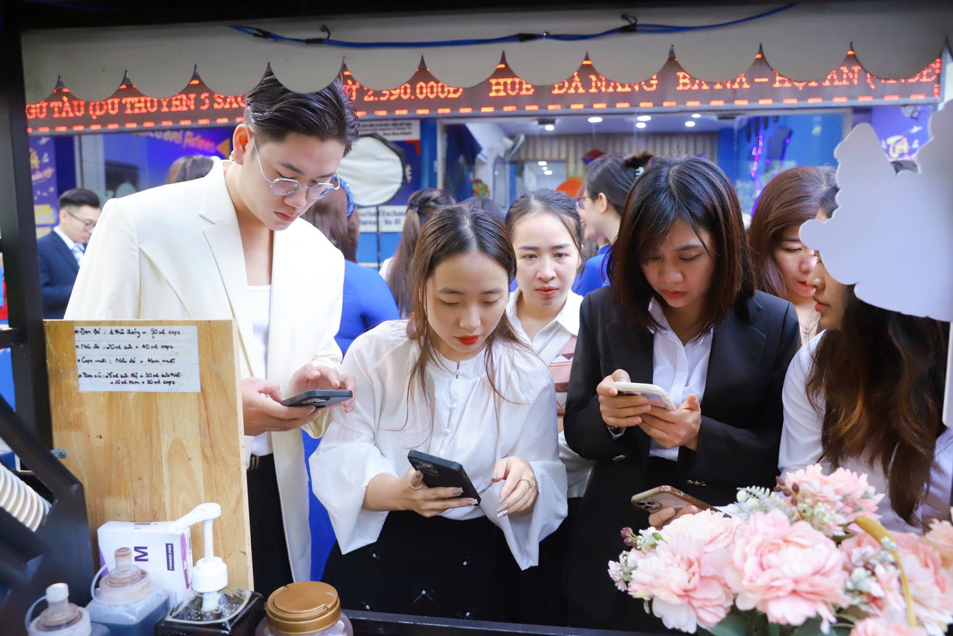 Thưởng thức đồ uống theo mùa: cafe muối, trà sữa thảo mộc,...