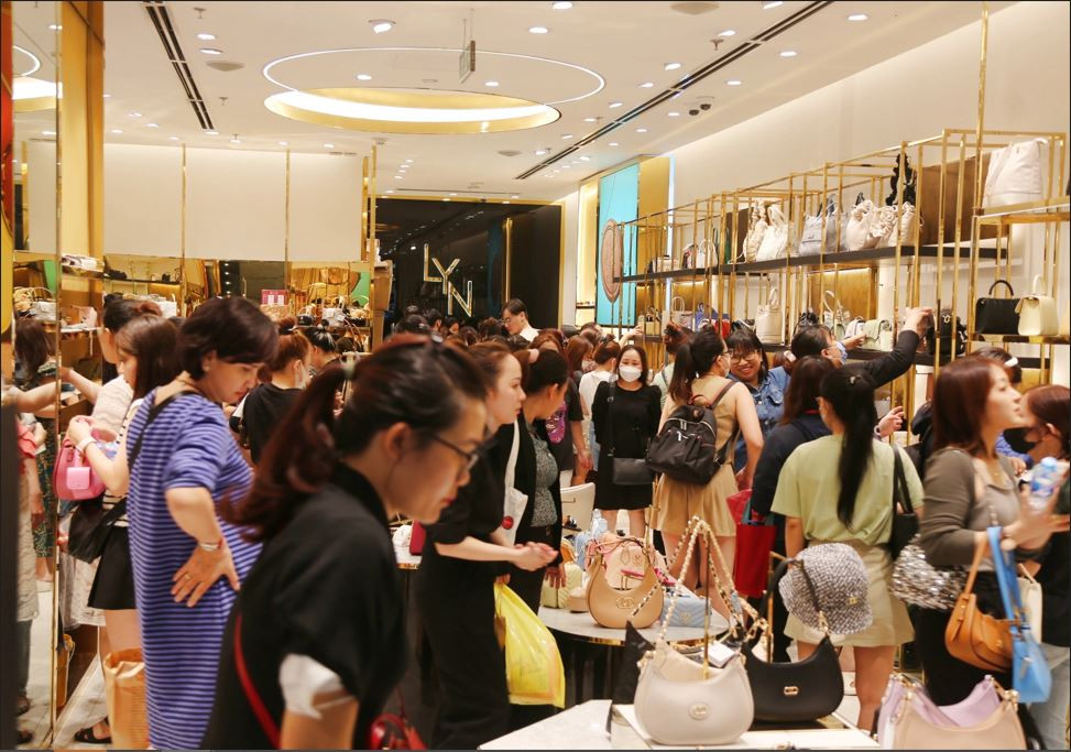 Các gian hàng nườm nượp người đến mua sắm ở tất cả các thời điểm trong ngày