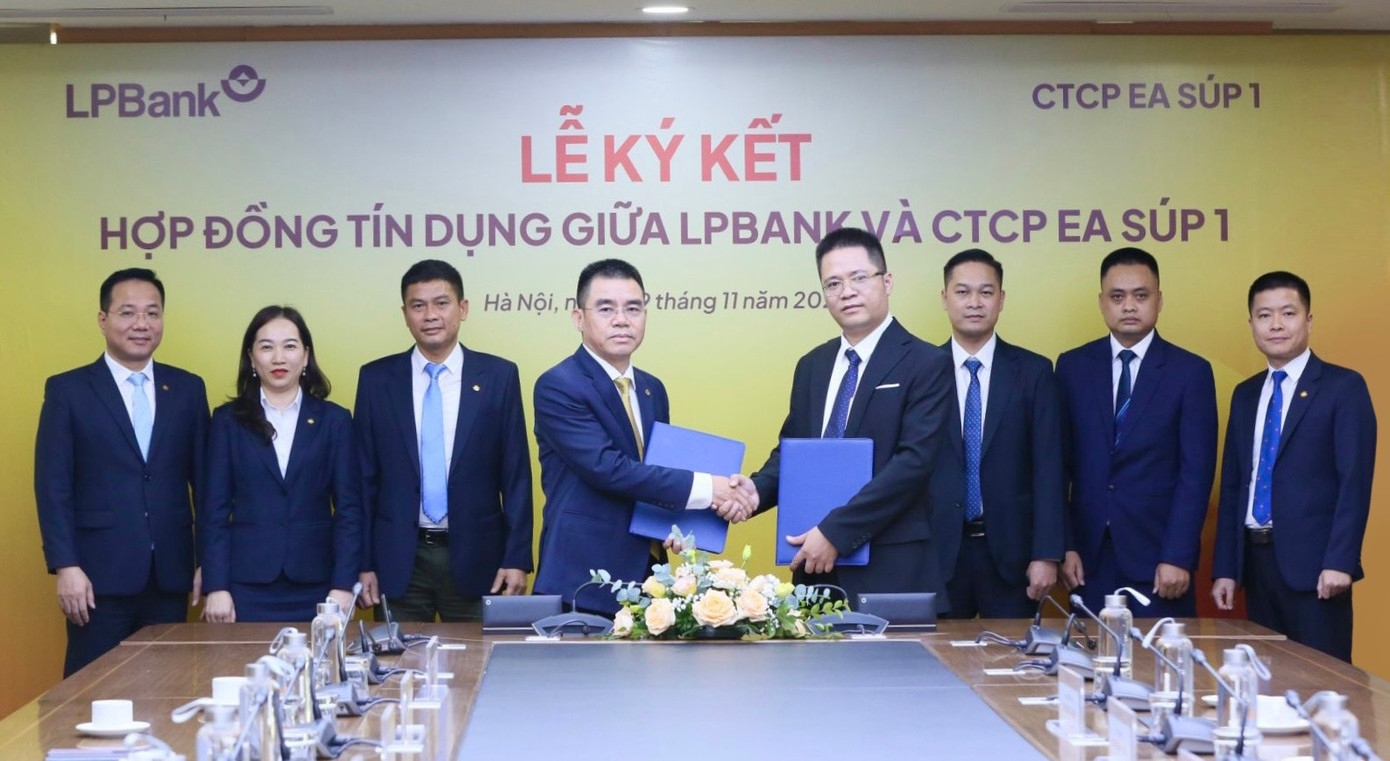 Ông Hồ Nam Tiến - Tổng Giám đốc LPBank (trái) và ông Mai Xuân Hương - Tổng Giám đốc Công ty CP Ea Súp 1 (phải) đại diện hai bên ký hợp đồng tín dụng Ông Hồ Nam Tiến - Tổng Giám đốc LPBank (trái) và ông Mai Xuân Hương - Tổng Giám đốc Công ty CP Ea Súp 1 (phải) đại diện hai bên ký hợp đồng tín dụng