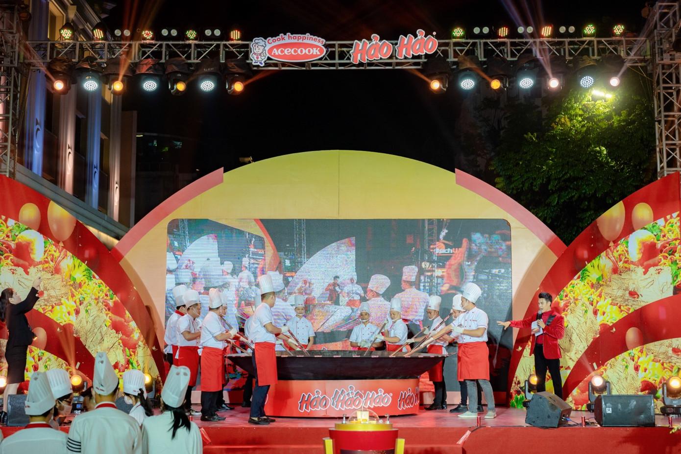 Những đầu bếp chuyên nghiệp của Hảo Hảo đang chế biến hơn 450kg nguyên liệu của Chảo mì xào hải sản dát vàng lớn nhất Việt Nam