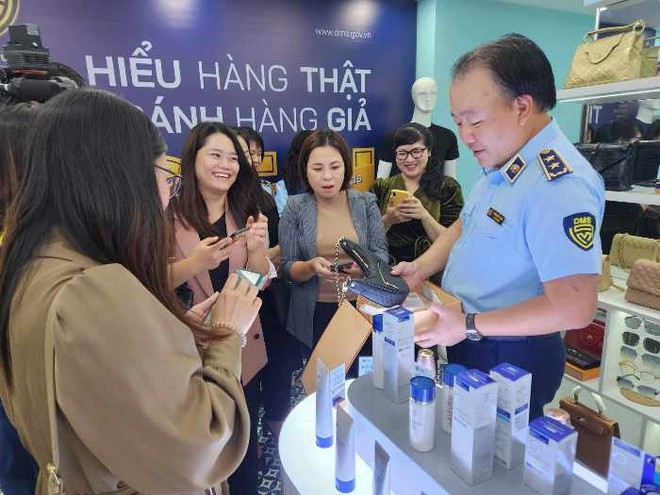 Tổng cục trưởng Tổng cục QLTT Trần Hữu Linh hướng dẫn cách phân biệt túi LV thật và giả